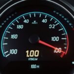 100 mph in kmh: So berechnen Sie die Geschwindigkeit im internationalen Maßsystem