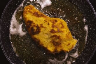 Paniertes Schnitzel in der Pfanne