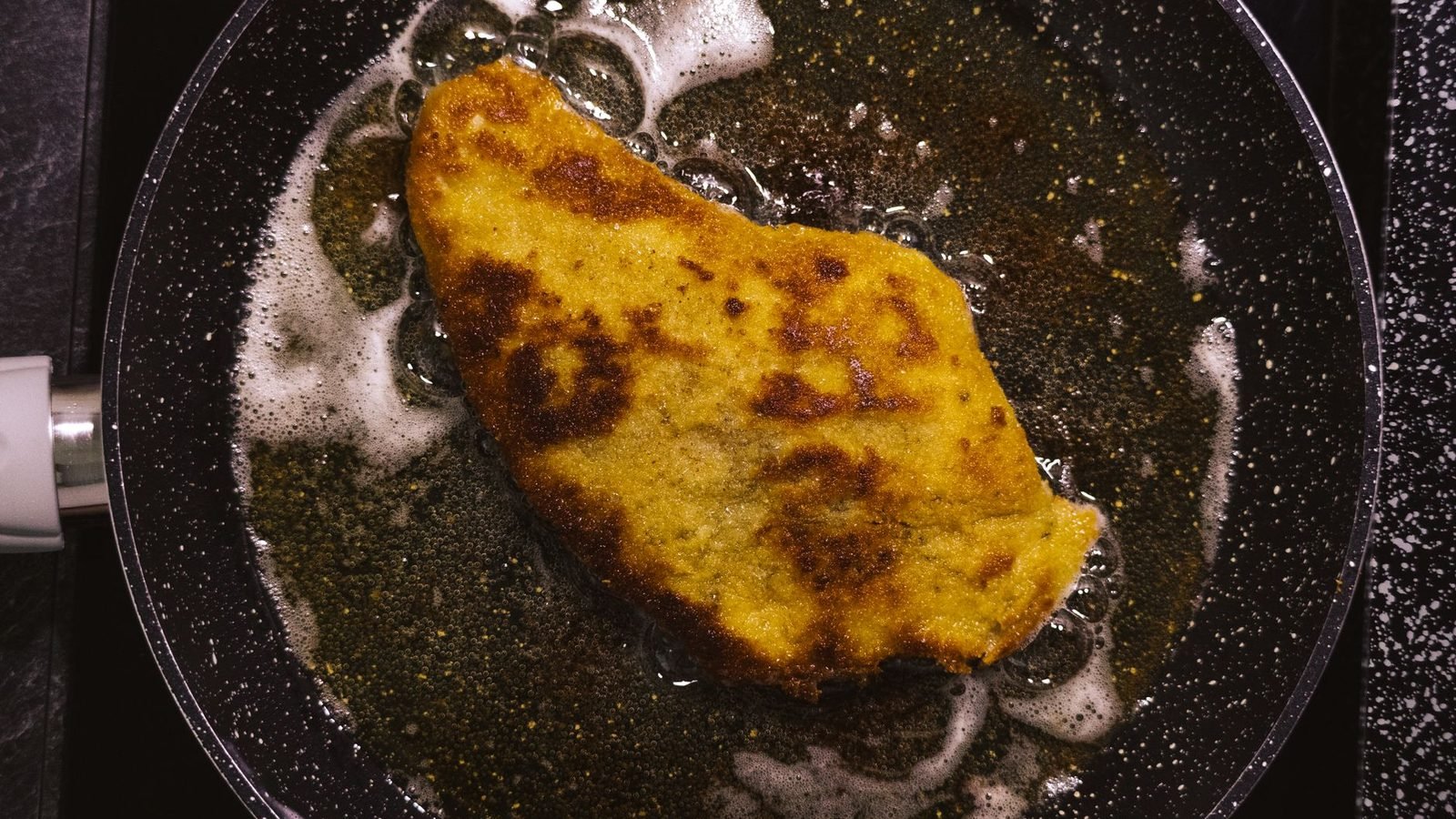 Paniertes Schnitzel in der Pfanne