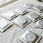 Kondome in Verpackung auf einer hellen Fläche