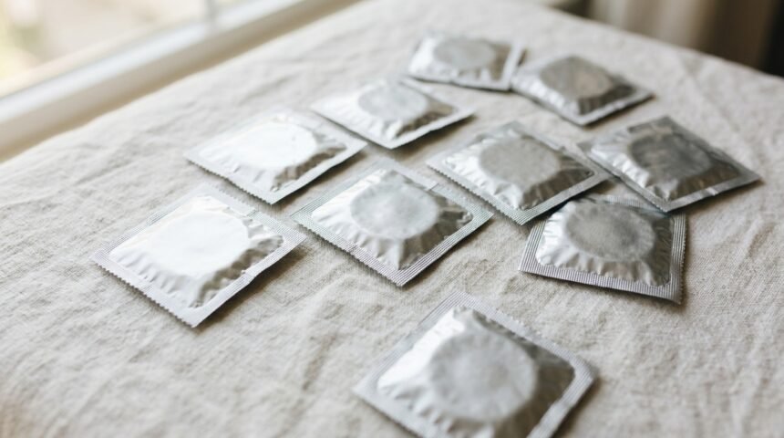 Kondome in Verpackung auf einer hellen Fläche