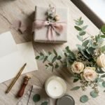 Schöne Geschenke für Frauen: hübsch verpackte Geschenke mit Blumen und Karte auf einem Tisch