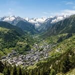 Blick über die Berge Andorras mit Tal im Vordergrund