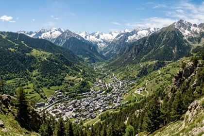 Blick über die Berge Andorras mit Tal im Vordergrund