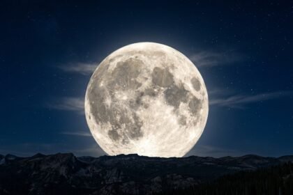 Blick auf den Vollmond über dem Horizont