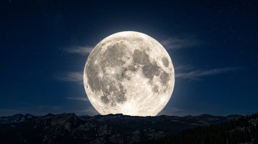 Blick auf den Vollmond über dem Horizont