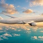 Flugzeug über dem Indischen Ozean im Abendlicht
