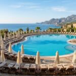 Hotelpool mit Liegen und Meerblick an der türkischen Riviera