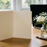 Gute Besserung auf Englisch: englische Genesungskarte mit Blumen auf einem Schreibtisch