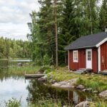 Rotes Ferienhaus mit weißen Fenstern an einem schwedischen See