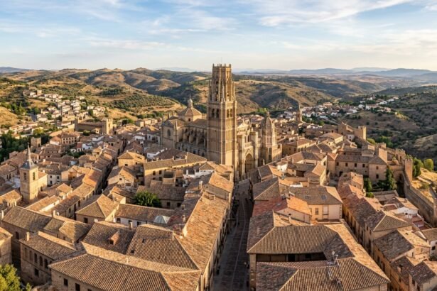 Blick über eine spanische Altstadt mit Kathedrale