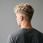 Blonde Männerfrisur mit kurz geschnittenen Seiten