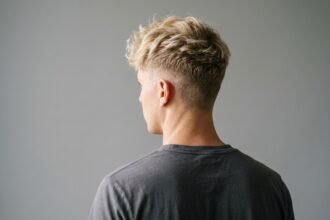 Blonde Männerfrisur mit kurz geschnittenen Seiten