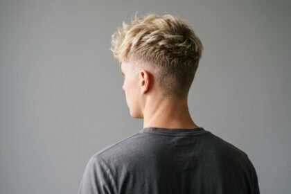 Blonde Männerfrisur mit kurz geschnittenen Seiten