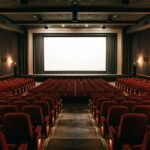 Leerer Kinosaal mit Sitzreihen und Leinwand