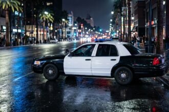 Streifenwagen bei Nacht auf einer Straße in Los Angeles