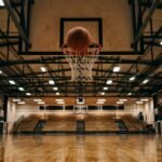 Basketball fliegt auf den Korb in einer Halle
