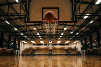 Basketball fliegt auf den Korb in einer Halle