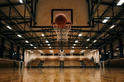 Basketball fliegt auf den Korb in einer Halle