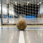 Handball liegt auf dem Hallenboden vor dem Tor