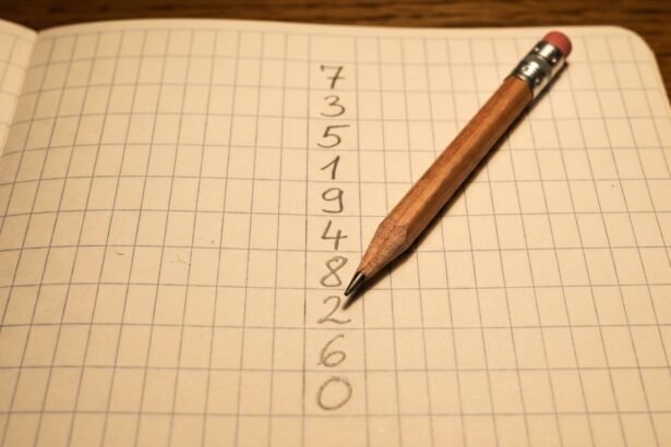 Zahlen und ein Stift auf kariertem Papier