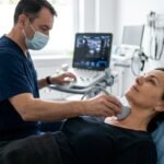 Ultraschalluntersuchung des Halses in einer Arztpraxis