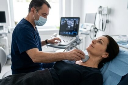Ultraschalluntersuchung des Halses in einer Arztpraxis