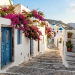 Guten Tag auf Griechisch: Blick auf eine griechische Gasse mit weißen Häusern am Morgen