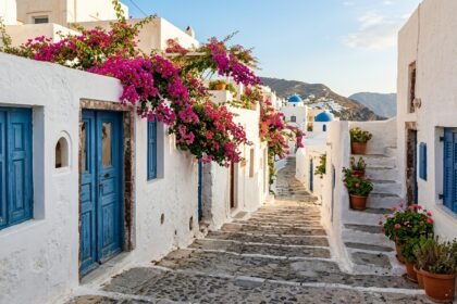 Guten Tag auf Griechisch: Blick auf eine griechische Gasse mit weißen Häusern am Morgen