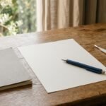 Entschuldigung für die Schule schreiben: Vorlage auf einem Tisch neben Stift und Schulheft