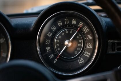 100 mph in kmh: Tachometer mit Skala in Meilen und Kilometern pro Stunde