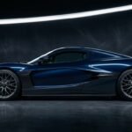 Hypercar in Seitenansicht vor dunklem Hintergrund (Symbolbild)