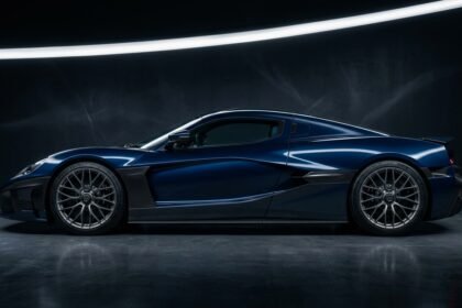 Hypercar in Seitenansicht vor dunklem Hintergrund (Symbolbild)