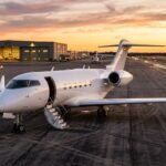 Privatjet auf dem Vorfeld eines Flughafens bei Sonnenuntergang