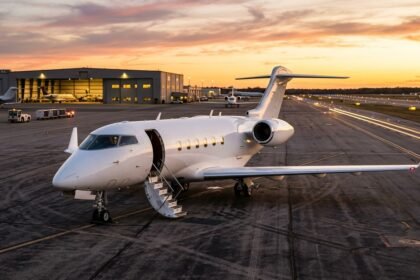 Privatjet auf dem Vorfeld eines Flughafens bei Sonnenuntergang