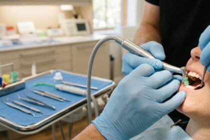 Zahnärztliche Behandlung bei der professionellen Zahnreinigung
